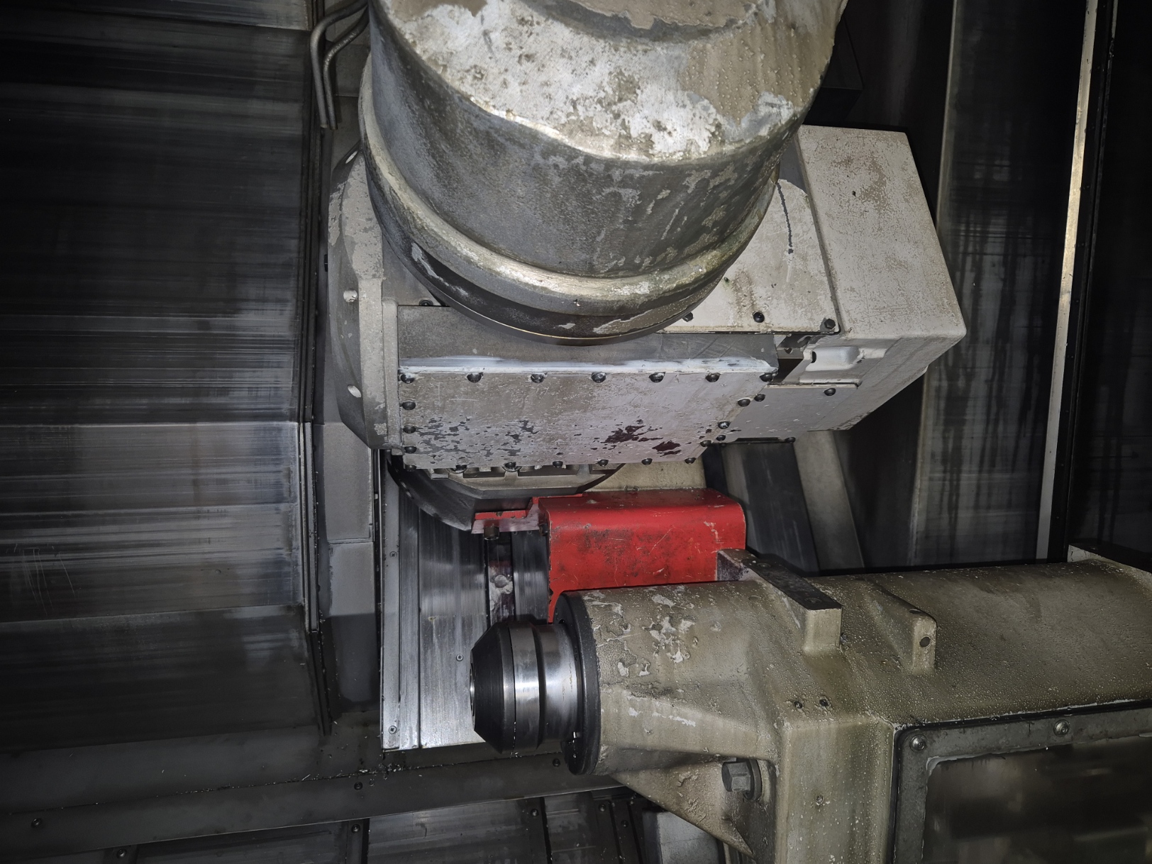 Automatic tailstock with built-in Live Spindle MT4.